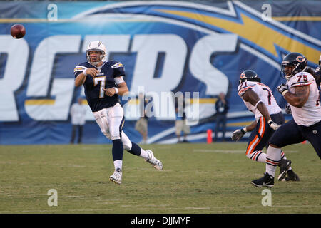 14. August 2010 - San Diego, California, Vereinigte Staaten von Amerika - 14. August 2010: San Diego Chargers QB #7 BILLY VOLEK klettert während der Spielaktion gegen die Chicago Bears. Die Bären verloren mit den Ladegeräten pre-Season Opener 25-10 im Qualcomm Stadium in San Diego, Kalifornien. Obligatorische Credit: Nick Morris / Southcreek Global (Kredit-Bild: © Southcreek Global/ZUMApress.com) Stockfoto