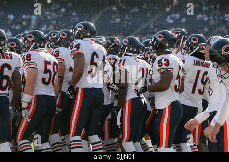 14. August 2010 - San Diego, California, Vereinigte Staaten von Amerika - 14. August 2010: Chicago Bears drängen sich vor dem Spiel Aktion gegen die San Diego Chargers. Die Bären verloren mit den Ladegeräten pre-Season Opener 25-10 im Qualcomm Stadium in San Diego, Kalifornien. Obligatorische Credit: Nick Morris / Southcreek Global (Kredit-Bild: © Southcreek Global/ZUMApress.com) Stockfoto