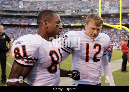 14. August 2010 - San Diego, California, Vereinigte Staaten von Amerika - 14. August 2010: Chicago Bears QB #12 CALEB HANIE und WR #81 RASHIED DAVIS den Kopf in die Kabine nach ersten Hälfte Spielaktion gegen die San Diego Chargers. Die Bären verloren mit den Ladegeräten pre-Season Opener 25-10 im Qualcomm Stadium in San Diego, Kalifornien. Obligatorische Credit: Nick Morris / Southcreek Global (Credit Im Stockfoto