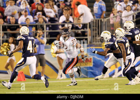 14. August 2010 - San Diego, California, Vereinigte Staaten von Amerika - 14. August 2010: Chicago Bears #32 KHALIL BELL klettert während der Spielaktion gegen die San Diego Chargers. Die Bären verloren mit den Ladegeräten pre-Season Opener 25-10 im Qualcomm Stadium in San Diego, Kalifornien. Obligatorische Credit: Nick Morris / Southcreek Global (Kredit-Bild: © Southcreek Global/ZUMApress.com) Stockfoto