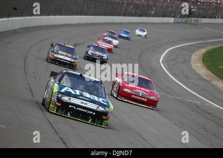 15. August 2010 - Brooklyn, Michigan, Vereinigte Staaten von Amerika - 15. August 2010: NASCAR Sprint Cup Series Treiber CARL EDWARDS (99) und Fahrer BRAD KESELOWSKI (12) während der Auto-Fax-400 auf dem Michigan International Speedway in Brooklyn, Michigan. Obligatorische Credit: Rey Del Rio / Southcreek Global (Kredit-Bild: © Southcreek Global/ZUMApress.com) Stockfoto