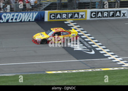 15. August 2010 - Brooklyn, Michigan, Vereinigte Staaten von Amerika - 15. August 2010: NASCAR Sprint Cup Series Fahrer KEVIN HARVICK (29) nimmt die Zielflagge, die Auto-Fax-400 auf dem Michigan International Speedway in Brooklyn, Michigan zu gewinnen. Obligatorische Credit: Rey Del Rio / Southcreek Global (Kredit-Bild: © Southcreek Global/ZUMApress.com) Stockfoto