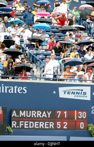 15. August 2010 - Toronto, Ontario, Kanada - 15. August 2010: Fans gehen in Deckung unter Sonnenschirmen als ROGER FEDERER (SUI) und ANDY MURRAY (GBR) Einzel Finale wird durch Regen beim Rogers Cup 2010 verzögert statt im Rexall Centre in Toronto, Ontario. . Obligatorische Credit: Anson Hung / Southcreek Global (Kredit-Bild: © Southcreek Global/ZUMApress.com) Stockfoto