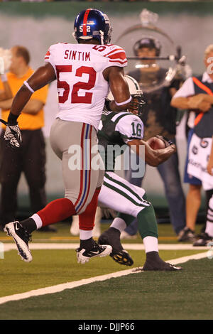 16. August 2010 - Rutherford, New Jersey, Vereinigte Staaten von Amerika - 16. August 2010: New York Jets Wide Receiver BRAD SMITH (#16) tritt in die Enzone für die Jets Firt Touchdown, New York Giants Linebacker CLINT SINTIM (#52) Apprroaches.  New York Jets führen die New York Giants 13-10 um die Hälfte, in der Vorsaison spielen während des Spiels im New Meadowlands Stadium in Rutherford gespielt, Stockfoto