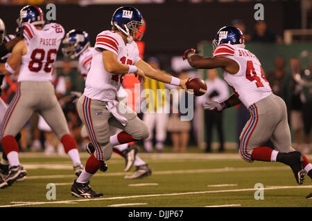 16. August 2010 - Rutherford, New Jersey, Vereinigte Staaten von Amerika - 16. August 2010: New York Giants quarterback ELI MANNING (#10) Hände weg zu New York Giants Runningback AHMAD BRADSHAW (#44). New York Jets Hauptrolle die New York Giants 13-10 bei der Hälfte in Vorsaison während des Spiels spielen spielte im New Meadowlands Stadium in Rutherford, New Jersey. Obligatorische Credit: Anthony Gruppuso Stockfoto