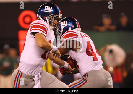 16. August 2010 - Rutherford, New Jersey, Vereinigte Staaten von Amerika - 16. August 2010: New York Giants quarterback ELI MANNING (#10) Hände weg zu New York Giants Runningback AHMAD BRADSHAW (#44). New York Jets Hauptrolle die New York Giants 13-10 bei der Hälfte in Vorsaison während des Spiels spielen spielte im New Meadowlands Stadium in Rutherford, New Jersey. Obligatorische Credit: Anthony Gruppuso / Stockfoto