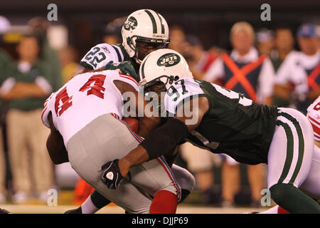 16. August 2010 - Rutherford, New Jersey, Vereinigte Staaten von Amerika - 16. August 2010: New York Giants Runningback AHMAD BRADSHAW (#44) von New York Jets Linebacker CALVIN PACE (#97) geplündert und Sicherheit seines POOL (#22).  New York Jets Hauptrolle die New York Giants 13-10 bei der Hälfte in Vorsaison während des Spiels spielen spielte im New Meadowlands Stadium in Rutherford, New Jersey. Auftraggebers Stockfoto