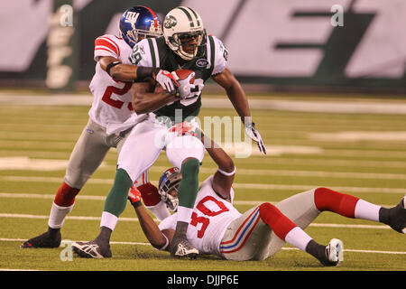 16. August 2010 - Rutherford, New Jersey, Vereinigte Staaten von Amerika - 16. August 2010: New York Jets Wide Receiver JERRICHO COTCHERY (#89) bricht aus New York Giants Cornerback BRUCE JOHNSON und Sicherheit SHA'REFF RASHAD (#30). New York Jets führen die New York Giants 13-10 um die Hälfte, in der Vorsaison spielen während des Spiels gespielt im New Meadowlands Stadium in Rutherford, New Jers Stockfoto