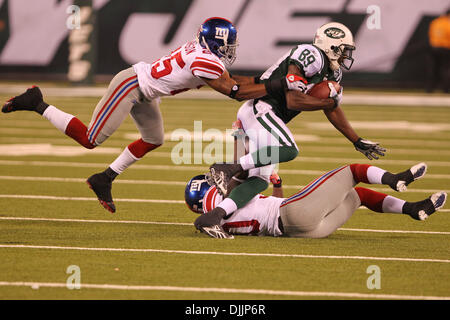 16. August 2010 - Rutherford, New Jersey, Vereinigte Staaten von Amerika - 16. August 2010: New York Jets Wide Receiver JERRICHO COTCHERY (#89) bricht aus New York Giants Cornerback BRUCE JOHNSON und Sicherheit SHA'REFF RASHAD (#30).  New York Jets führen die New York Giants 13-10 um die Hälfte, in der Vorsaison spielen während des Spiels gespielt im New Meadowlands Stadium in Rutherford, New Jers Stockfoto