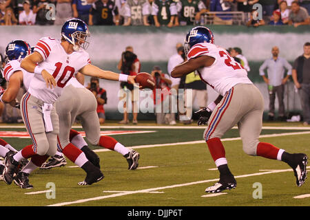 16. August 2010 - Rutherford, New Jersey, Vereinigte Staaten von Amerika - 16. August 2010: New York Giants quarterback ELI MANNING (#10) Hände weg zu Runningback BRANDON JACOBS (#27). New York Jets Hauptrolle die New York Giants 13-10 bei der Hälfte in Vorsaison während des Spiels spielen spielte im New Meadowlands Stadium in Rutherford, New Jersey. Obligatorische Credit: Anthony Gruppuso / Southcreek G Stockfoto