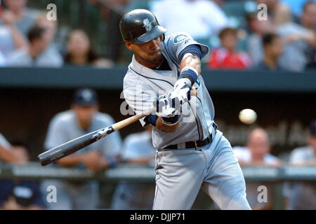 16. August 2010 - Baltimore, Maryland, Vereinigte Staaten von Amerika - 16. August 2010: Seattle Mariners Center Fielder Franklin Gutierrez (21) schwingt in einer Tonhöhe während der ersten Inning der Monday Night Spiel gegen die Baltimore Orioles at Camden Yards in Baltimore, Maryland. Gäste gebunden um drei bis sieben Innings... Obligatorische Credit: Russell Tracy / Southcreek Global (Kredit-Bild: © Sout Stockfoto