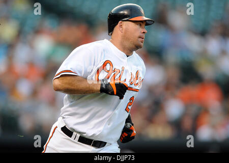 16. August 2010 - Baltimore, Maryland, Vereinigte Staaten von Amerika - 16. August 2010: Baltimore Orioles erster Basisspieler Ty Wigginton (23) Köpfe zum ersten Base nach der Kollision mit einer einzigen linken Feld während der ersten Inning der Monday Night Spiel gegen die Seattle Mariners at Camden Yards in Baltimore, Maryland. Gäste gebunden um drei bis sieben Innings... Obligatorische Credit: Russell Tracy / Southcre Stockfoto