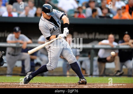 16. August 2010 - Baltimore, Maryland, Vereinigte Staaten von Amerika - 16. August 2010: Seattle Mariners Catcher Adam Moore (10) schwingt in einer Tonhöhe während der zweiten Inning der Monday Night Spiel gegen die Baltimore Orioles at Camden Yards in Baltimore, Maryland. Gäste gebunden um drei bis sieben Innings... Obligatorische Credit: Russell Tracy / Southcreek Global (Kredit-Bild: © Southcreek Global / Stockfoto