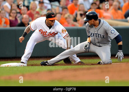 16. August 2010 - Baltimore, Maryland, Vereinigte Staaten von Amerika - 16. August 2010: Seattle Mariners Fielder verließ Michael Saunders (55) Dias sicher in dritten Base vorbei Baltimore Orioles dritte Baseman Josh Bell (25) während der zweiten Inning der Monday Night Spiel at Camden Yards in Baltimore, Maryland. Gäste gebunden um drei Uhr durch neun Innings... Obligatorische Credit: Russell Tracy / Southcreek Stockfoto