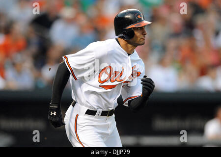 16. August 2010 - Baltimore, Maryland, Vereinigte Staaten von Amerika - 16. August 2010: Baltimore Orioles Recht Fielder Nick Markakis (21) Köpfe zum ersten nach der Kollision mit einer RBI Single Mittelfeld während der zweiten Inning der Montagabend-Spiel gegen die Seattle Mariners at Camden Yards in Baltimore, Maryland. Gäste gebunden um drei Uhr durch neun Innings... Obligatorische Credit: Russell Tracy / Southc Stockfoto