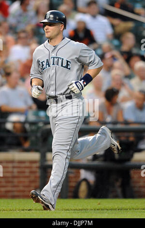 16. August 2010 - Baltimore, Maryland, Vereinigte Staaten von Amerika - 16. August 2010: Seattle Mariners Designated Hitter Russell Branyan (30) Köpfe zu Hause nach der Kollision eines Home Run während der dritten Inning der Monday Night Spiel gegen die Baltimore Orioles at Camden Yards in Baltimore, Maryland. Gäste gebunden um drei Uhr durch neun Innings... Obligatorische Credit: Russell Tracy / Southcreek Global (C Stockfoto