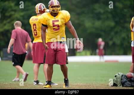 16. August 2010 - Ashburn, Virginia, USA - 16. August 2010: Washington Redskins Quarterback DONOVAN MCNABB (#5) richtet ein Spiel während der Übungen in Redskins Park in Ashburn, Virginia. Obligatorische Credit: Rassi Borneo / Southcreek Global (Kredit-Bild: © Southcreek Global/ZUMApress.com) Stockfoto