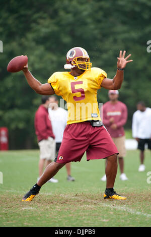 16. August 2010 - Ashburn, Virginia, USA - 16. August 2010: Washington Redskins Quarterback DONOVAN MCNABB (#5) geht der Ball während der Übungen im Redskins Park in Ashburn, Virginia. Obligatorische Credit: Rassi Borneo / Southcreek Global (Kredit-Bild: © Southcreek Global/ZUMApress.com) Stockfoto