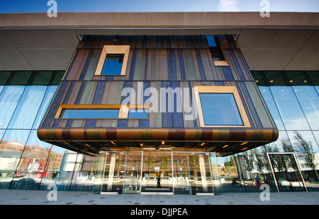 Vordere Außenseite des Cast, ein Aufführungsort auf Sir Nigel Gresley Square, das 2013, Doncaster, South Yorkshire eröffnet Stockfoto