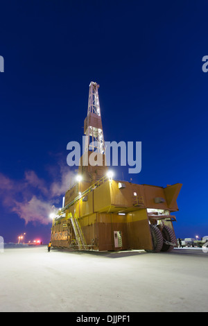 Doyon Bohrinsel 14 auf der Straße bewegen an einen anderen Standort der Drill In der Prudhoe Bay-Ölfeld, Nordhang, arktischen Alaska, Winter Stockfoto