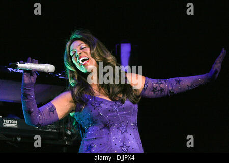 18. August 2010 - Hollywood, Florida, Vereinigte Staaten von Amerika - 18. August 2010: Sängerin Donna Summer führt auf der Bühne im Club Revolution in Fort Lauderdale, Florida, USA. Obligatorische Credit: Aaron Gilbert / Southcreek Global. (Kredit-Bild: © Aaron Gilbert/Southcreek Global/ZUMApress.com) Stockfoto