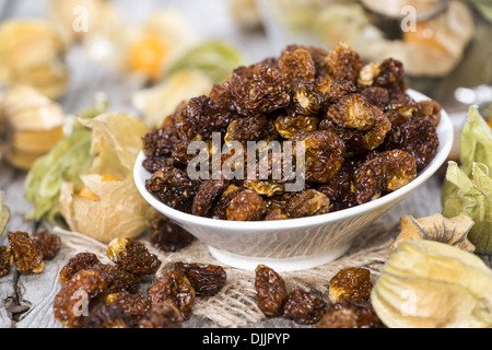 Getrocknete Physalis in einer kleinen Schüssel auf Vintage Holz-Hintergrund Stockfoto