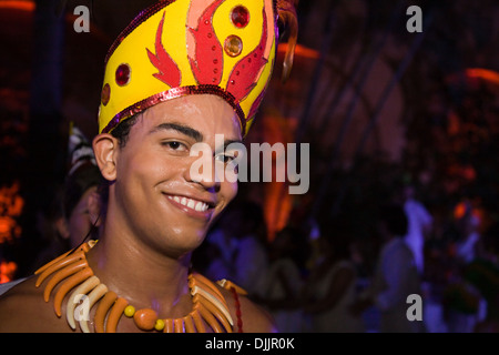 Tänzerin bei einer Fiesta in Cartagena, Kolumbien Stockfoto