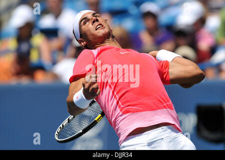 18. August 2010 - Cincinnati, Ohio, Vereinigte Staaten von Amerika - ATP Cincinnati, westliche und südliche finanzielle Gruppe Meister. Welten # 1 Spieler Rafael Nadal (ESP) servieren während sein erstes Match gegen Taylor Dent (USA).  Nadal besiegt der Amerikaner (6-2, 7-5) (Credit-Bild: © Roland Pintilie/Southcreek Global/ZUMApress.com) Stockfoto