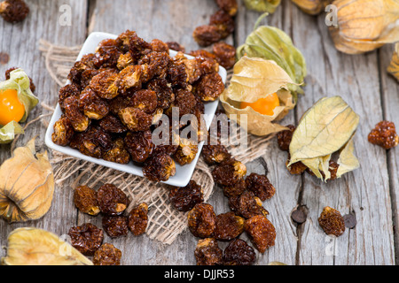 Getrocknete Physalis in einer kleinen Schüssel auf Vintage Holz-Hintergrund Stockfoto