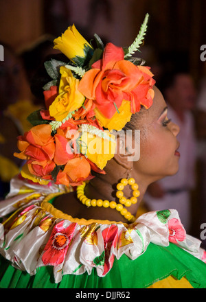 Tänzerin bei einer Fiesta in Cartagena, Kolumbien Stockfoto