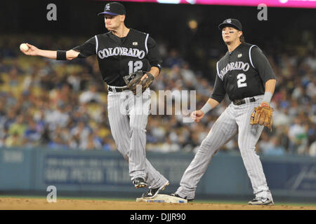 19. August 2010 - Los Angeles, California, Vereinigte Staaten von Amerika - Colorado Rockies zweiter Basisspieler CLINT BARMES (12) wird ein Doppel zu spielen als Teammmate, Shortstop TROY TULOWITZKI (2) Uhren. Die Colorado Rockies waren Shutout von den Los Angeles Dodgers im Dodger Stadium in Los Angeles, Kalifornien.  Obligatorische Credit: Andrew Fielding / Southcreek Global (Kredit-Bild: © Andrew Fieldin Stockfoto