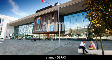 Vordere Außenseite des Cast, ein Aufführungsort auf Sir Nigel Gresley Square, das 2013, Doncaster, South Yorkshire eröffnet Stockfoto