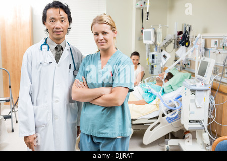 Krankenschwester und Arzt mit Patienten ruhen im Hintergrund Stockfoto