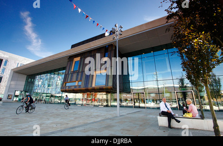 Vordere Außenseite des Cast, ein Aufführungsort auf Sir Nigel Gresley Square, das 2013, Doncaster, South Yorkshire eröffnet Stockfoto