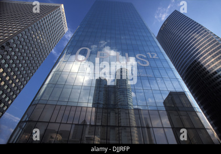 Coeur Défense Gebäude Überlegung in die Tour Opus 12 oder Tour Credit Lyonnais, einem großen Bürogebäude in la Défense, Paris. Stockfoto