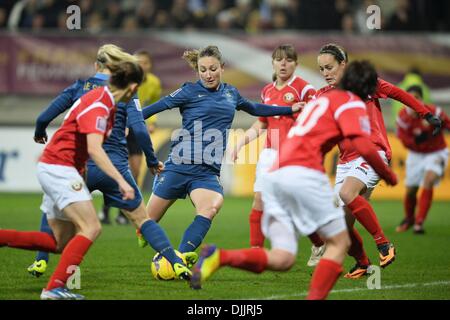 MM-Arena Stade Le Mans, Frankreich. 28. November 2013. Damen Fußball WM Qualifikation. Frankreich gegen Bulgarien. Tor für Frankreich von Gaetane Thiney (Fra) Credit: Action Plus Sport/Alamy Live News Stockfoto