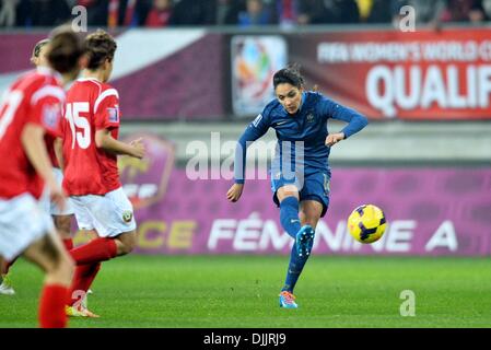 MM-Arena Stade Le Mans, Frankreich. 28. November 2013. Damen Fußball WM Qualifikation. Frankreich gegen Bulgarien. Louisa Necib (Fra) mit dem Schuss aufs Tor Credit: Action Plus Sport/Alamy Live News Stockfoto