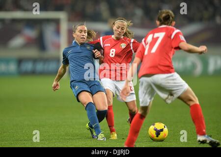 MM-Arena Stade Le Mans, Frankreich. 28. November 2013. Damen Fußball WM Qualifikation. Frankreich gegen Bulgarien. Camille Abily (Fra) - Silviya Radoyska (Bul) Credit: Action Plus Sport/Alamy Live News Stockfoto