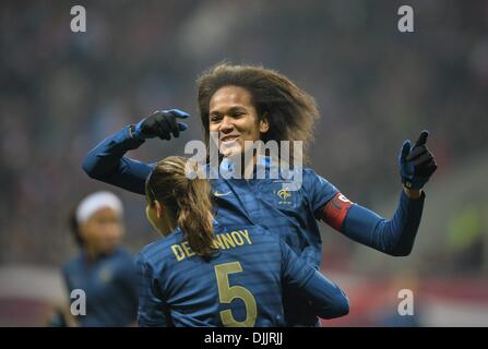 MM-Arena Stade Le Mans, Frankreich. 28. November 2013. Damen Fußball WM Qualifikation. Frankreich gegen Bulgarien. Wendie Renard (Fra) und Sabrina Delannoy (Fra) feiern ihren Sieg Credit: Action Plus Sport/Alamy Live News Stockfoto