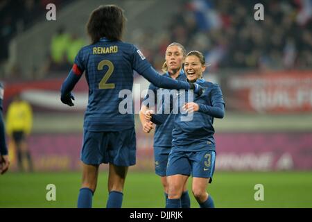 MM-Arena Stade Le Mans, Frankreich. 28. November 2013. Damen Fußball WM Qualifikation. Frankreich gegen Bulgarien. Laure Boulleau (Fra) - Wendie Renard (Fra) Credit: Action Plus Sport/Alamy Live News Stockfoto