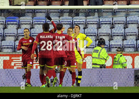 Wigan, England. 28. November 2013. Thorgan Gefahr des SV Zulte Waregem (BEL) feiert sein Tor während des Europa-League-Spiels zwischen Wigan V SV Zulte Waregem aus der DW-Stadion. Bildnachweis: Aktion Plus Sport/Alamy Live-Nachrichten Stockfoto