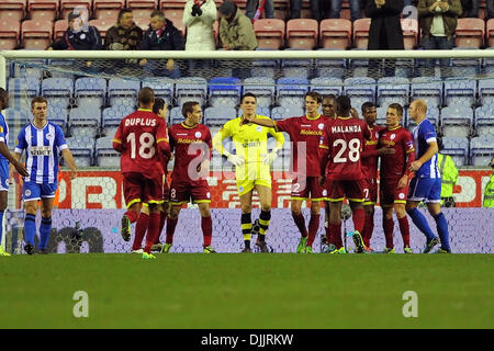 Wigan, England. 28. November 2013. Thorgan Gefahr des SV Zulte Waregem (BEL) feiert sein Tor während des Europa-League-Spiels zwischen Wigan V SV Zulte Waregem aus der DW-Stadion. Bildnachweis: Aktion Plus Sport/Alamy Live-Nachrichten Stockfoto