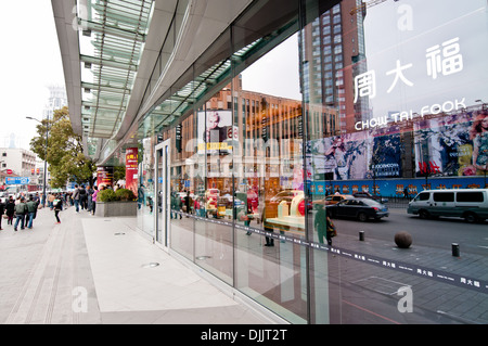 Fenster-Reflexion von Forever 21 speichern auf einer Kreuzung von Henan Middle Road und Nanjing East Road in Shanghai, China Stockfoto