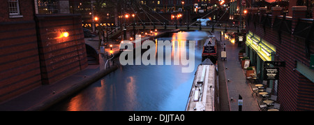 Narrowboats vor Restaurants, Brindley Place, Worcester und Birmingham Kanal, Birmingham City, West Midlands, England, UK Stockfoto