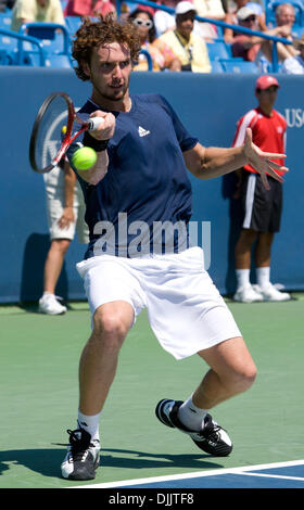 19. August 2010 kehrt zurück - Cincinnati, Ohio, USA - ERNESTS GULBIS eine Andy Murray dienen in seinem 3. Vorrundenspiel der 2010 westlichen und südlichen finanziellen Gruppe-Tennis-Turnier. Heute ist Tag 4. Murray würde gewinnen, 4-6, 6-3, 7-6.   (Kredit-Bild: © Andrew Patron/ZUMApress.com) Stockfoto