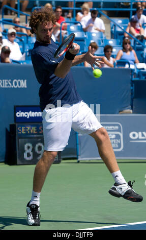 19. August 2010 kehrt zurück - Cincinnati, Ohio, USA - ERNESTS GULBIS eine Andy Murray dienen in seinem 3. Vorrundenspiel der 2010 westlichen und südlichen finanziellen Gruppe-Tennis-Turnier. Heute ist Tag 4. Murray würde gewinnen, 4-6, 6-3, 7-6.  (Kredit-Bild: © Andrew Patron/ZUMApress.com) Stockfoto