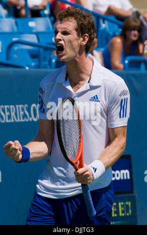 19. August 2010 - Cincinnati, Ohio, USA - ANDY MURRAY feiert seinen Sieg über Ernests Gulbis in seinem 3. Vorrundenspiel der 2010 westlichen und südlichen finanziellen Gruppe-Tennis-Turnier. Heute ist Tag 4. Murray würde gewinnen, 4-6, 6-3, 7-6. (Kredit-Bild: © Andrew Patron/ZUMApress.com) Stockfoto