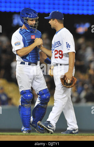 19. August 2010 - Los Angeles, California, Vereinigte Staaten von Amerika - Los Angeles Dodgers Catcher Brad Ausmus (12) und ab Krug Ted Lily (29) feiern den Sieg. Die Colorado Rockies waren Shutout von den Los Angeles Dodgers im Dodger Stadium in Los Angeles, Kalifornien.  Obligatorische Credit: Andrew Fielding / Southcreek Global (Kredit-Bild: © Andrew Fielding/Southcreek Global / Stockfoto