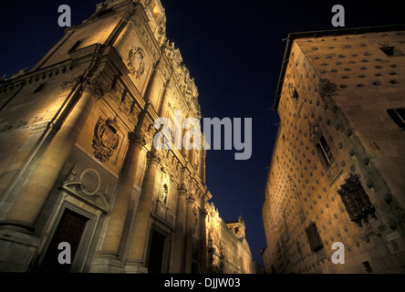 Calle Compañía bei Nacht, Salamanca. Iglesia De La Clerencia y Casa de las Conchas Stockfoto