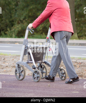 Älteren Menschen mit walker Stockfoto